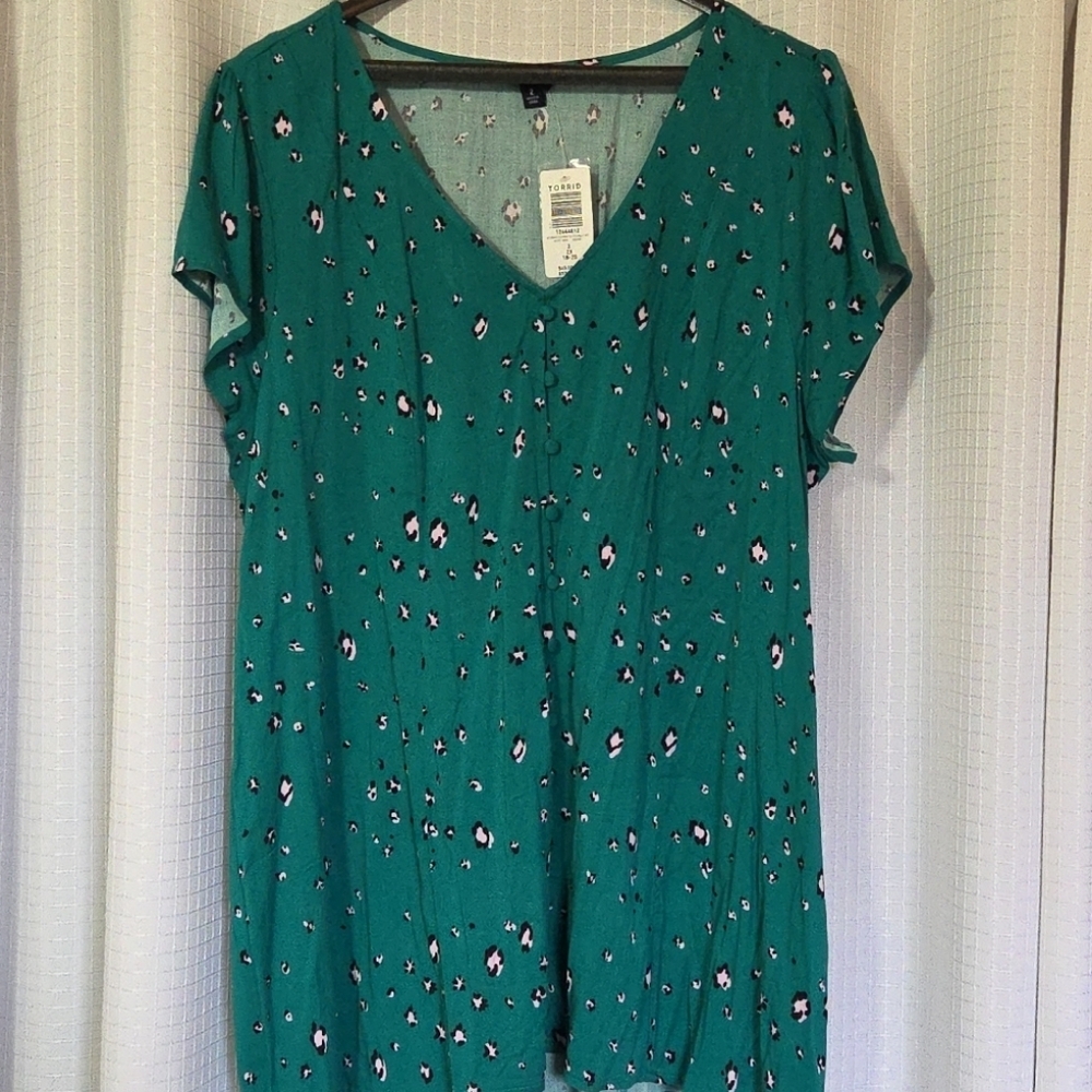 Torrid Blouse Green Animal Print Size 2 (18-20) NWT